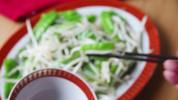 用筷子供应新鲜煮熟的蔬菜 — 图库视频影像