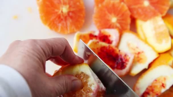 Uma Mulher Corta Laranja Fresca Para Salada Frutas — Vídeo de Stock