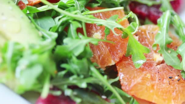 Close Van Salade Dressing Toegevoegd Aan Citrus Salade Door Baby — Stockvideo