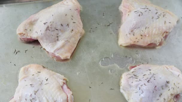 Une Femme Prépare Plat Feuille Avec Des Cuisses Poulet Des — Video