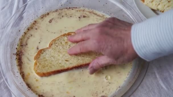 Sumergiendo Una Rebanada Pan Leche Mezclada Con Huevos Canela — Vídeo de stock
