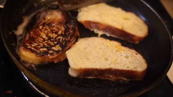 Browning French Toast Voor Ontbijt — Stockvideo