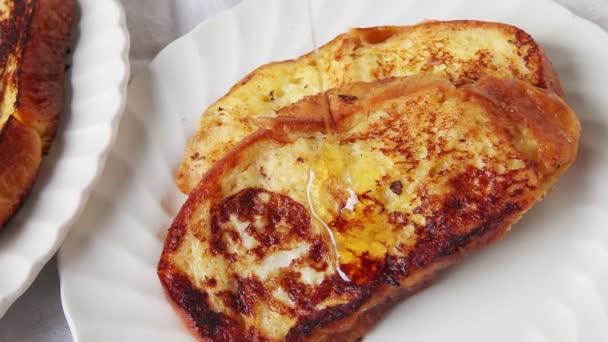 法式烤面包片的特写 白色盘子上有糖浆 — 图库视频影像