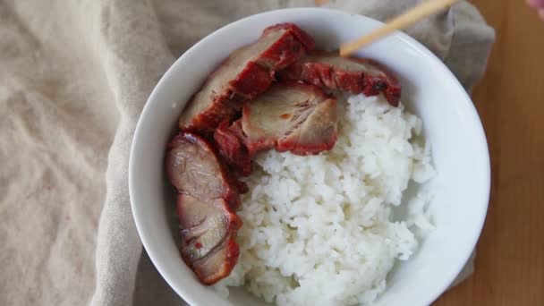 Mujer Añade Rebanadas Cerdo Asado Verduras Fritas Tazón Arroz Adornando — Vídeos de Stock