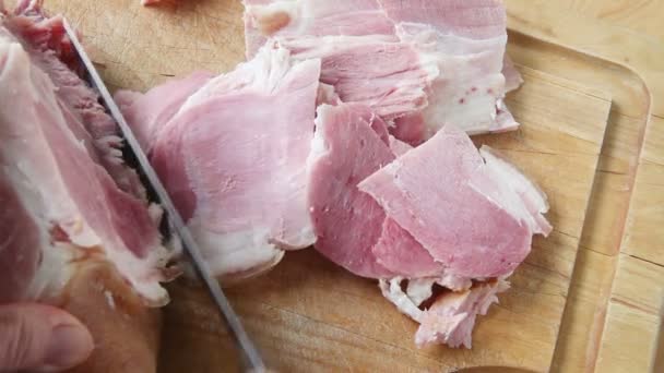 Een Vrouw Snijdt Een Ham Plakjes Een Snijplank — Stockvideo