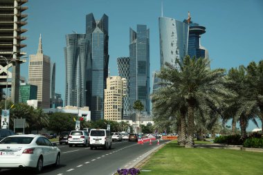 Katar, Doha, 20 Mart 2018: Finans Merkezi Doha - başkenti ve en kalabalık şehri Katar yol trafik. Corniche road, Doha, Basra Körfezi, Arap Yarımadası'nda, Orta Doğu görüntüleyin