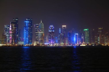 Katar, Doha, 20 Mart 2018: Gece Finans Merkezi Doha - Katar başkenti ve en kalabalık. Corniche road West Bay, Doha, Basra Körfezi, Arap Yarımadası'nda, Ortadoğu'daki görüntüleyin
