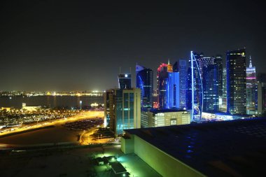Katar, Doha, 20 Mart 2018: Gece cityscape Panoraması Doha - Qatar, West Bay, Basra Körfezi, Arap Yarımadası'nda, Ortadoğu'daki başkenti ve en kalabalık Finans Merkezi