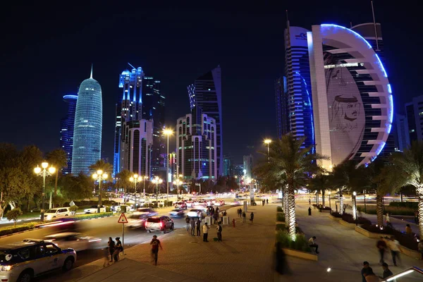 卡塔尔 2018年3月20日 在多哈首都的金融中心和卡塔尔人口最多的城市 夜间道路交通 在多哈 波斯湾 阿拉伯半岛 中东的滨海大道上的看法 — 图库照片
