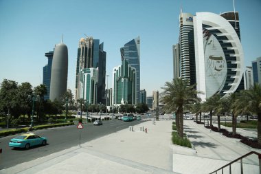 Katar, Doha, 20 Mart 2018: Finans Merkezi Doha - başkenti ve en kalabalık şehri Katar yol trafik. Corniche road, Doha, Basra Körfezi, Arap Yarımadası'nda, Orta Doğu görüntüleyin