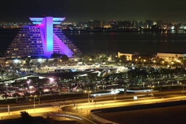 Katar, Doha, 20 Mart 2018: Sheraton Grand Doha Resort ve Kongre otel Doha - Qatar, West Bay, Basra Körfezi, Arap Yarımadası'nda, Ortadoğu'daki başkenti ve en kalabalık