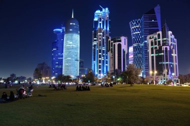 Katar, Doha, 20 Mart 2018: Gece Finans Merkezi Doha - Katar başkenti ve en kalabalık. Corniche road West Bay, Doha, Basra Körfezi, Arap Yarımadası'nda, Ortadoğu'daki görüntüleyin