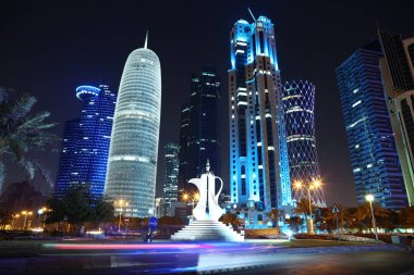 Katar, Doha, 20 Mart 2018: Doha - Qatar, West Bay, Basra Körfezi, Arap Yarımadası'nda, Ortadoğu'daki başkenti ve en kalabalık finans merkezinde Corniche trafik ve çaydanlık heykel