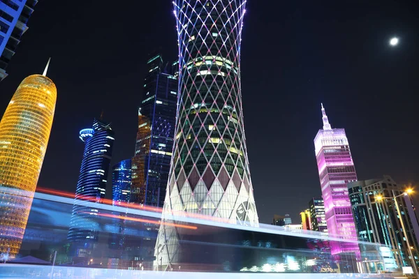 ドーハ国際空港 首都でカタール ペルシャ湾 アラビア半島 中東で最も人口の多い都市の金融センターの夜の道路交通をカタール ドーハ 2018 — ストック写真