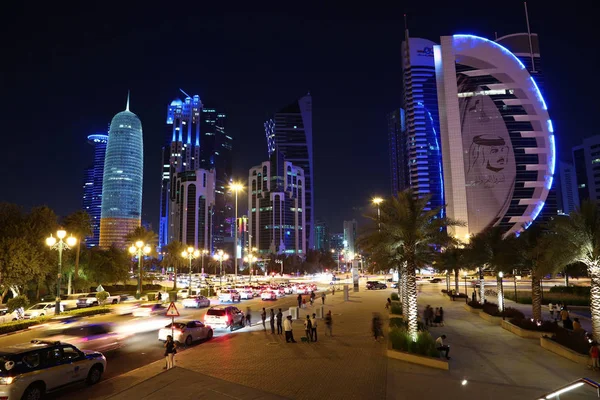 Катар Доха Марта 2018 Года Дорожное Движение Ночью Финансовом Центре — стоковое фото
