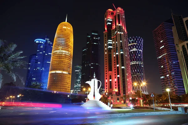 Qatar Doha Março 2018 Corniche Road Traffic Teapot Sculpture Financial — Fotografia de Stock