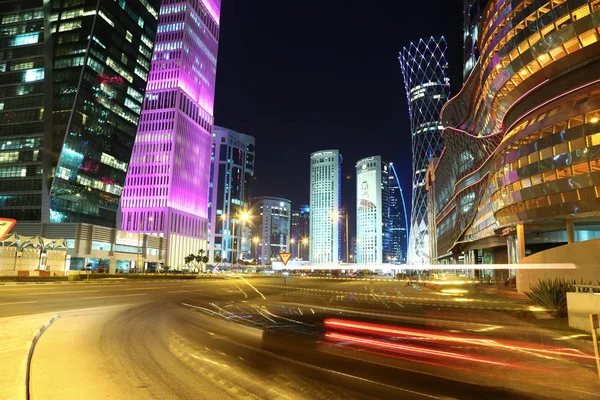 Katar Doha Mart 2018 Gece Trafik Noc Pembe Asmakh Towers — Stok fotoğraf
