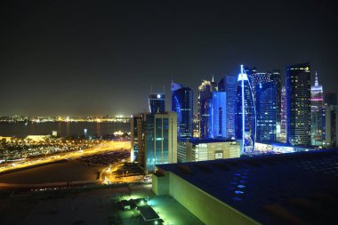 Katar, Doha, 20 Mart 2018: Gece cityscape Panoraması Doha - Qatar, West Bay, Basra Körfezi, Arap Yarımadası'nda, Ortadoğu'daki başkenti ve en kalabalık Finans Merkezi
