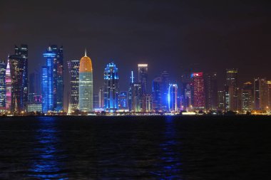 Katar, Doha, 20 Mart 2018: Gece Finans Merkezi Doha - Katar başkenti ve en kalabalık. Corniche road West Bay, Doha, Basra Körfezi, Arap Yarımadası'nda, Ortadoğu'daki görüntüleyin