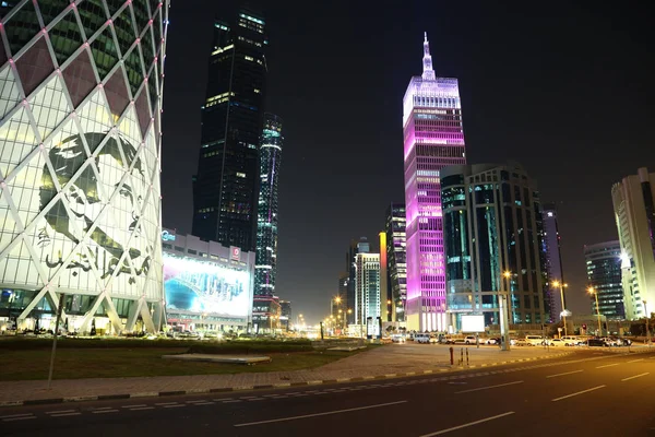 Qatar Doha Marzo 2018 Tráfico Nocturno Por Carretera Centro Financiero —  Fotos de Stock