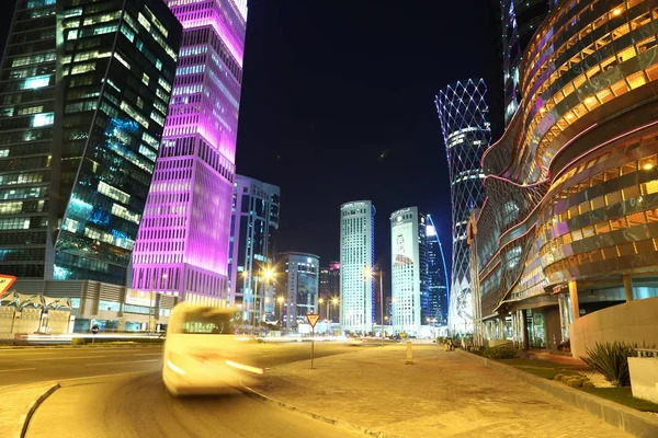 Katar Doha Mart 2018 Gece Trafik Noc Pembe Asmakh Towers — Stok fotoğraf