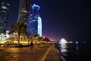Katar, Doha, 20 Mart 2018: Corniche road, Doha - Qatar, Basra Körfezi, Arap Yarımadası'nda, orta Eas başkenti ve en kalabalık