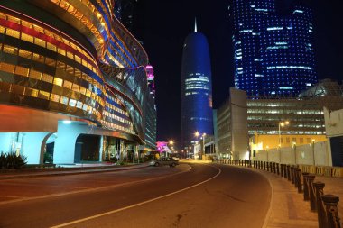 Katar, Doha, 20 Mart 2018: Gece trafik Noc Otomasyon ve Burj Katar Doha - Qatar, Basra Körfezi, Arap Yarımadası'nda başkenti ve en kalabalık yakın mali merkezinde