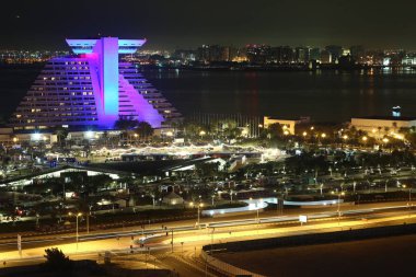 Katar, Doha, 20 Mart 2018: Sheraton Grand Doha Resort ve Kongre otel Doha - Qatar, West Bay, Basra Körfezi, Arap Yarımadası'nda, Ortadoğu'daki başkenti ve en kalabalık