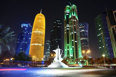 Katar, Doha, 20 Mart 2018: Doha - Qatar, West Bay, Basra Körfezi, Arap Yarımadası'nda, Ortadoğu'daki başkenti ve en kalabalık finans merkezinde Corniche trafik ve çaydanlık heykel