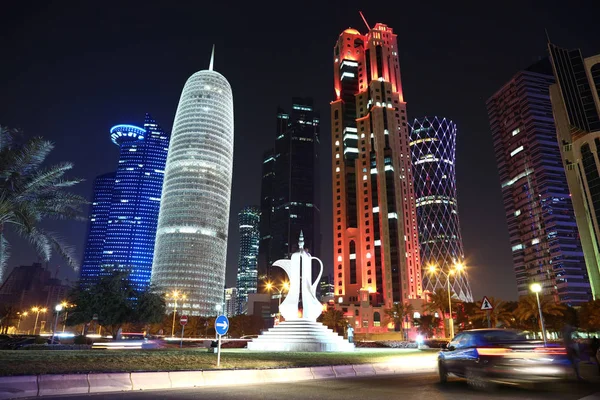 Qatar Doha Março 2018 Corniche Road Traffic Teapot Sculpture Financial — Fotografia de Stock