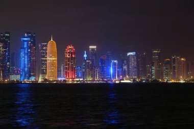 Katar, Doha, 20 Mart 2018: Gece Finans Merkezi Doha - Katar başkenti ve en kalabalık. Corniche road West Bay, Doha, Basra Körfezi, Arap Yarımadası'nda, Ortadoğu'daki görüntüleyin