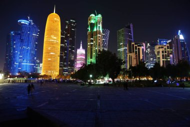 Katar, Doha, 20 Mart 2018: Gece Finans Merkezi Doha - Katar başkenti ve en kalabalık. Corniche road West Bay, Doha, Basra Körfezi, Arap Yarımadası'nda, Ortadoğu'daki görüntüleyin