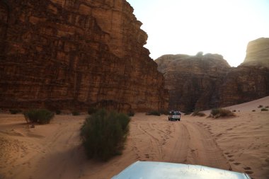 Jordan, Wadi Rum, 5 Aralık 2016: turist Wadi Rum çölde Ürdün Haşimi Krallığı ile araba beyaz. En büyük ve güzel çöldür Ürdün Wadi Rum, olarak da bilinen ay, Vadisi