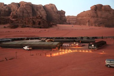 Jordan, Wadi Rum çöl, 6 Aralık 2016: Wadi Rum kampta Rose kum Hillawi kampı - Ürdün Haşimi Krallığı çöl. Wadi Rum, olarak da bilinen ayın en büyük wadi Ürdün Vadisi