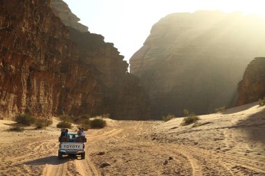 Jordan, Wadi Rum, 5 Aralık 2016: turist Wadi Rum çölde Ürdün Haşimi Krallığı ile araba beyaz. En büyük ve güzel çöldür Ürdün Wadi Rum, olarak da bilinen ay, Vadisi