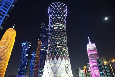 Katar, Doha, 20 Mart 2018: Gece Finans Merkezi Doha - Qatar, West Bay, Basra Körfezi, Arap Yarımadası'nda, Ortadoğu'daki başkenti ve en kalabalık