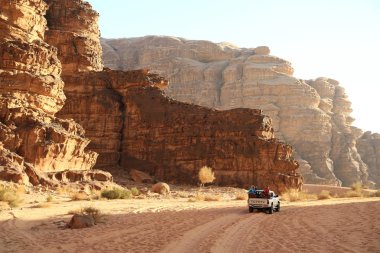 Jordan, Wadi Rum, 5 Aralık 2016: turist Wadi Rum çölde Ürdün Haşimi Krallığı ile araba beyaz. En büyük ve güzel çöldür Ürdün Wadi Rum, olarak da bilinen ay, Vadisi