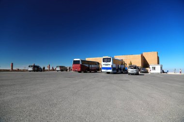 Jordan, 5 Aralık 2016: Otobüs ve Jorda Haşimi Krallık yol kenarı dükkanda yakın kişi