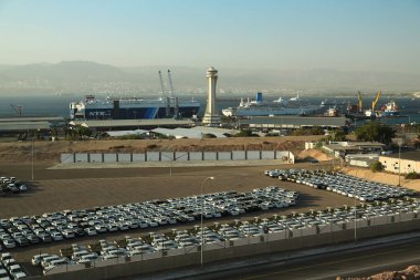 Jordan, Aqaba, 20 Aralık 2016: Depolama tesisi yeni otomobil. Yeni araba depolama Park yerinde gösterilen ithal etmek yeni araçlar ya da vermek için Akabe liman, Jorda hazır