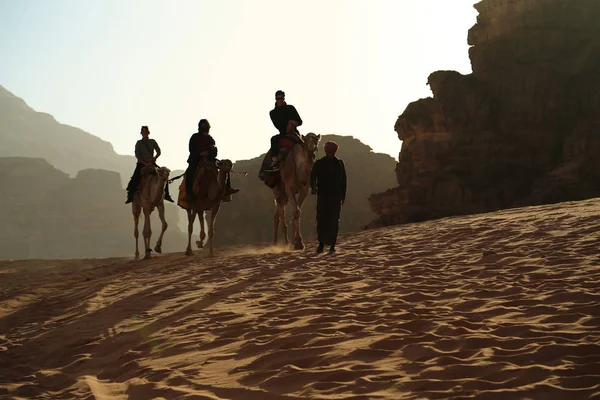 Jordan Wadi Rum Dessert December 2016 Jpeople Rides Camels Wadi — Stock Photo, Image