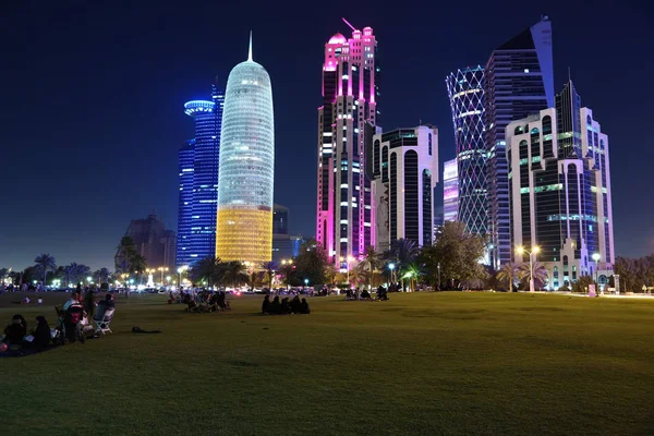 卡塔尔 2018年3月20日 多哈首都的夜间金融中心和卡塔尔人口最多的城市 在多哈 波斯湾 阿拉伯半岛 中东的滨海大道上的看法 — 图库照片