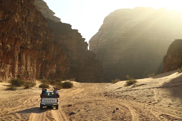 Jordan, Wadi Rum, 5 Aralık 2016: turist Wadi Rum çölde Ürdün Haşimi Krallığı ile araba beyaz. En büyük ve güzel çöldür Ürdün Wadi Rum, olarak da bilinen ay, Vadisi