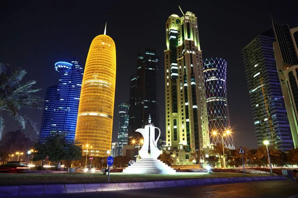 Katar Doha März 2018 Corniche Straßenverkehr Und Teekannen Skulptur Finanzzentrum — Stockfoto