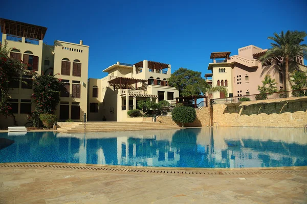 ハシェミット王国 ジョルダ アカバ市内タラ リゾートをホテルできれいな水と ヨルダン アカバ 2016 屋外スイミング プール — ストック写真