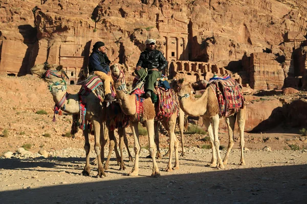 Ιορδανία Πέτρα Δεκεμβρίου 2016 Ιορδανοί Στις Καμήλες Κοντά Βασιλικοί Τάφοι — Φωτογραφία Αρχείου