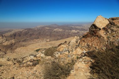 Wadi Sabra çölde Ürdün Haşimi Krallığı güzel manzarasına. Jordan, kamera objektifi ile polarizasyon filte taşlı çölde inanılmaz toplayan