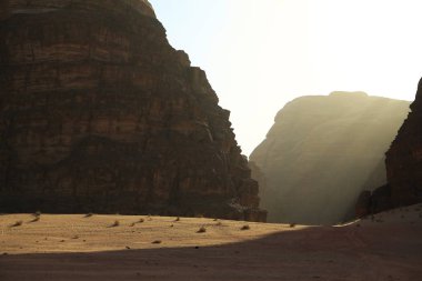 Wadi Rum dağlarında Ürdün Haşimi Krallığı çöl. Jordan, olarak da bilinen Valley of Moon, Wadi Rum çölde toplayan şaşırtıcı en büyük ve güzel Ürdün çöldür