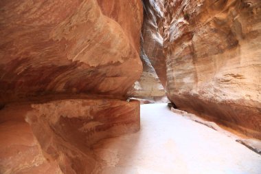 Siq - dar geçit, başlangıçta Nabataeans için Raqmu - Jorda Haşimi Krallık tarihi ve arkeolojik kent olarak bilinen antik Petra yol açar gorge