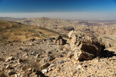 Wadi Sabra çölde Ürdün Haşimi Krallığı güzel manzarasına. Jordan, kamera objektifi ile polarizasyon filte taşlı çölde inanılmaz toplayan