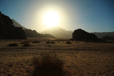 Wadi Rum çöl Ürdün Haşimi Krallığı. Jordan, olarak da bilinen Valley of Moon, Wadi Rum çölde toplayan şaşırtıcı en büyük ve güzel Ürdün çöldür